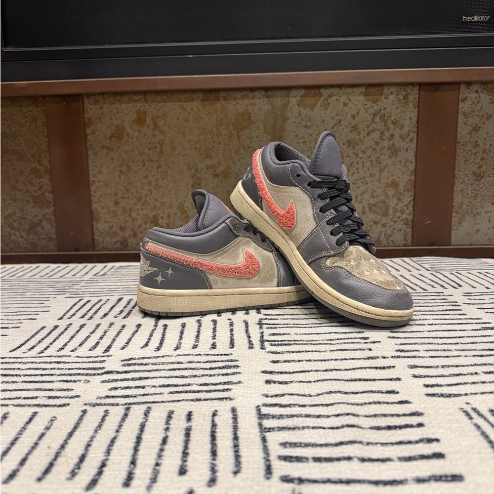 Nike Gray Low-Top Sneakers with Beige Accents Jordans